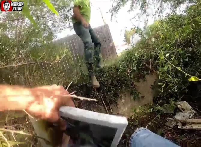 Video :A vigilante is attacked by a p-do who draws a knife